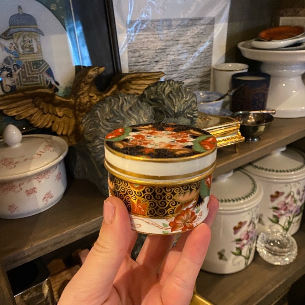 Stunning porcelain floral hand painted trinket or jewelry box with lid - Picture 8 of 9